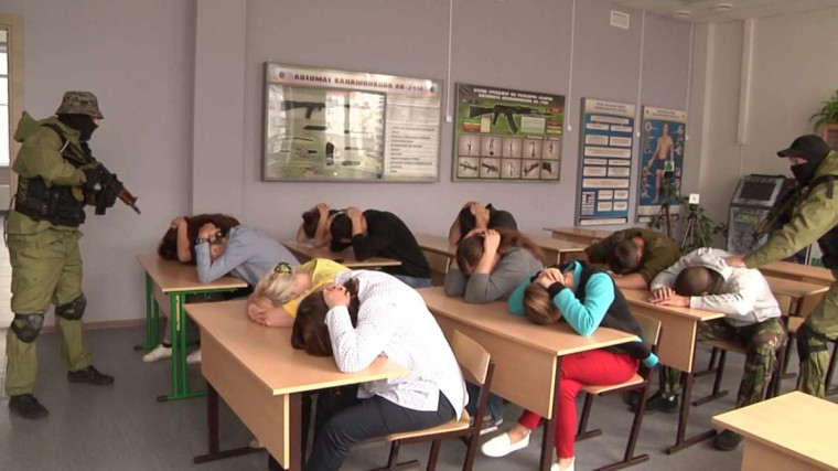 Захват заложников и атака с воздуха. В школах и детских садах Приморского края — как и по всей стране - вчера проходили масштабные антитеррористические учения..